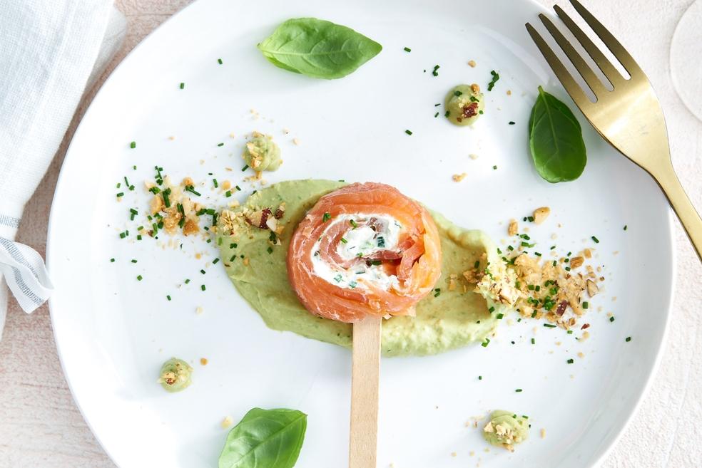 Gerookte zalm op een stokje