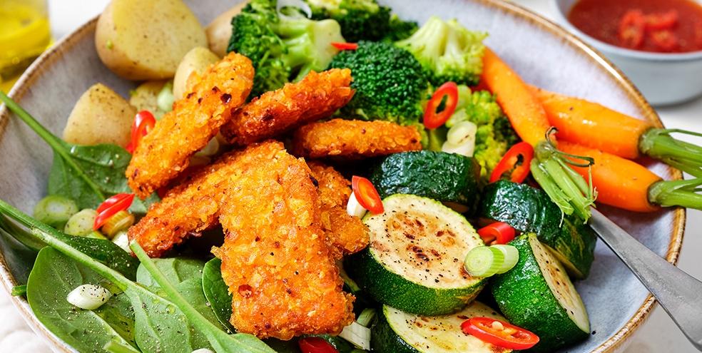 Kleurrijke vegan nugget bowl met pittig sausje