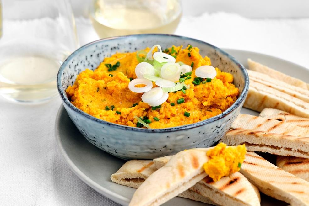 Wortelhummus met gegrilde pitabroodjes