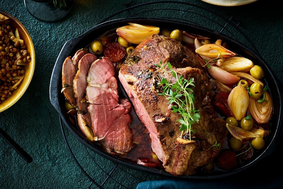 Langzaam gegaarde lamsbout met chorizo, olijfjes en linzen