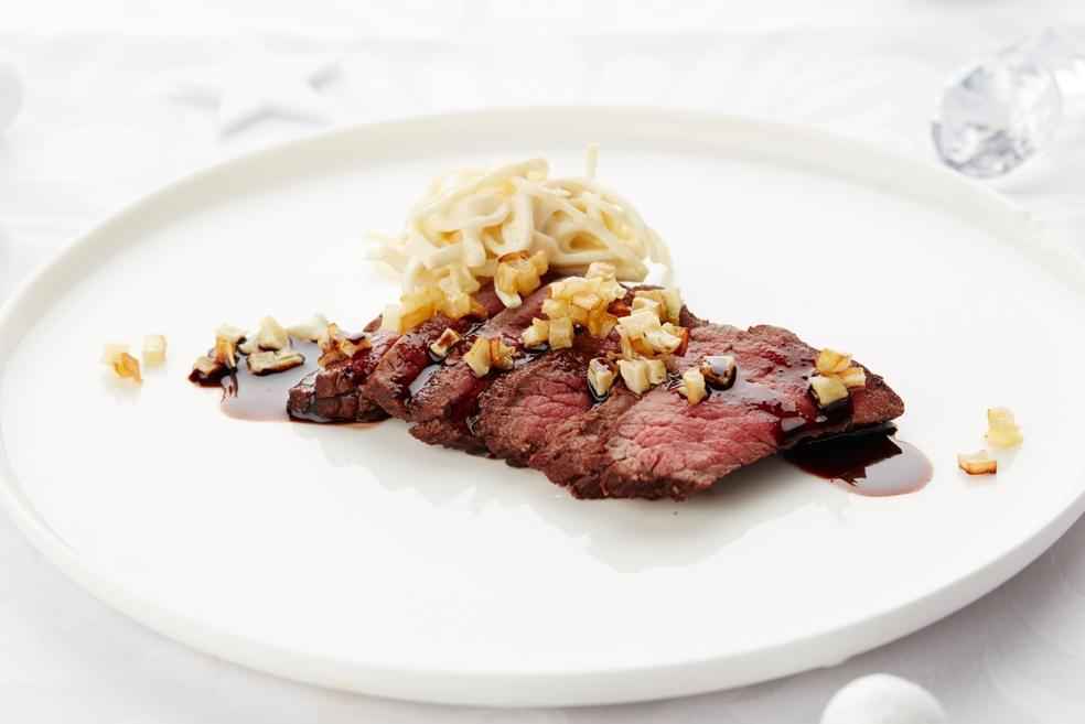 Tataki van hindegebraad met knolselder en portosiroop