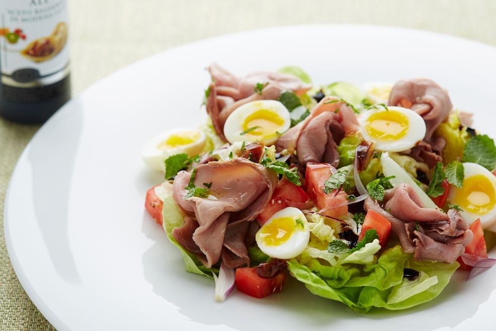 Salade van rosbief met kwarteleitjes en dadels