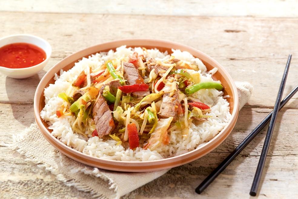 Thaïse wok met rundvleesreepjes en chilisaus