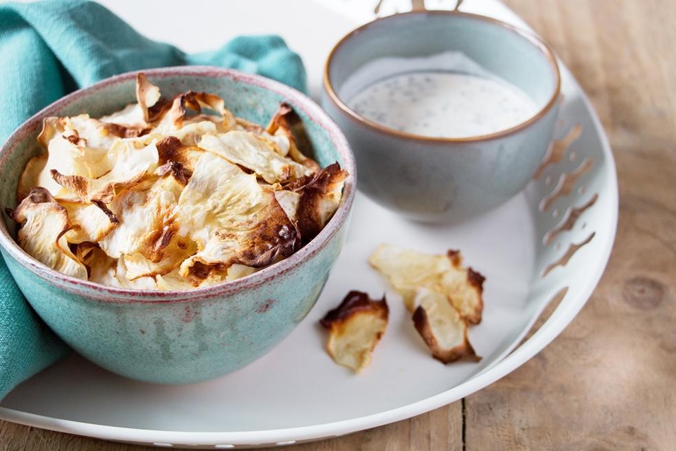 Knolselderchips met kruidendip
