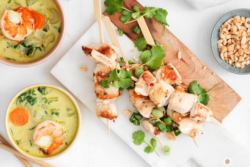 2 x oosters hapje: Aziatische kipspiesjes & paksoisoepje met black tigers