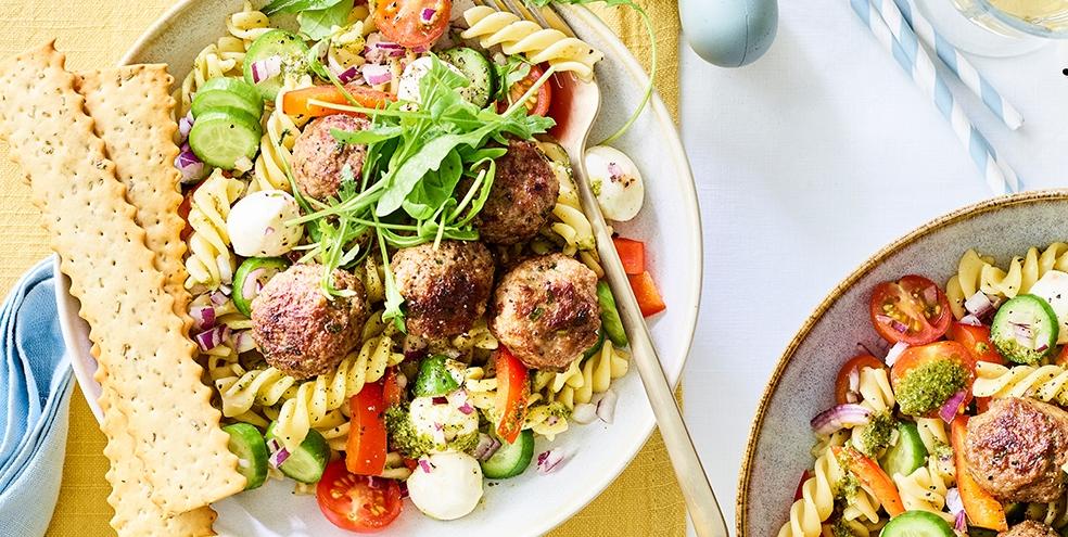 Frisse pastasalade met gehaktballetjes en mozzarella (kids favoriet) + crumble van pizzacrackers