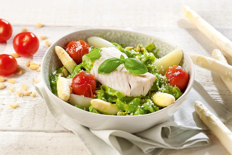 Asperges met tagliatelle, kabeljauw, pesto van groene kruiden en kerstomaat