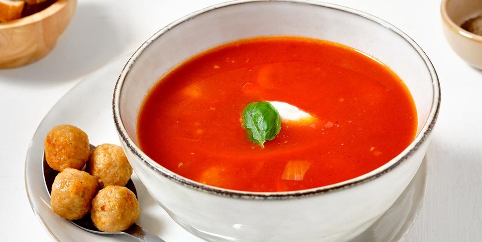 Tomaten-paprikasoep met kippengehaktballetjes