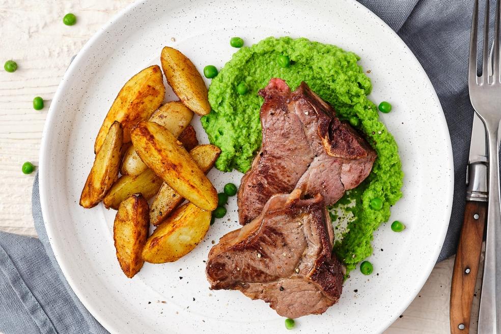 Lamskoteletjes met erwtenpuree en aardappelwedges