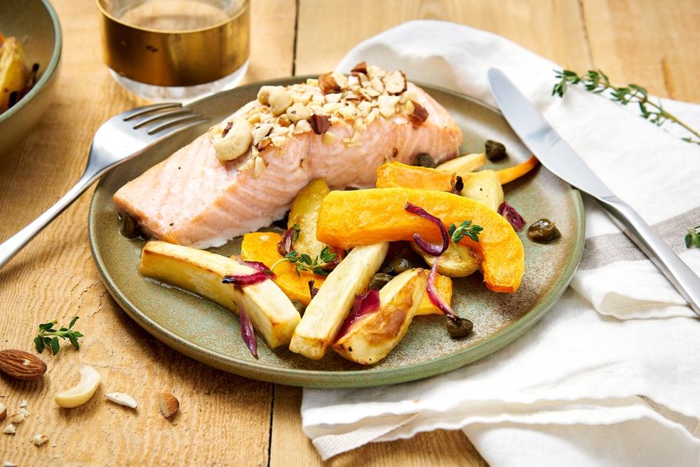 Sheetpan van zalm met notenkorst, ovengeroosterde groenten en een vinaigrette van kappertjes en citroen