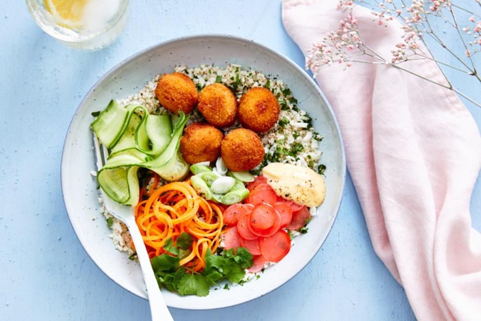 Pokébowl met kreeftballetjes, bloemkoolrijst en radijsjes
