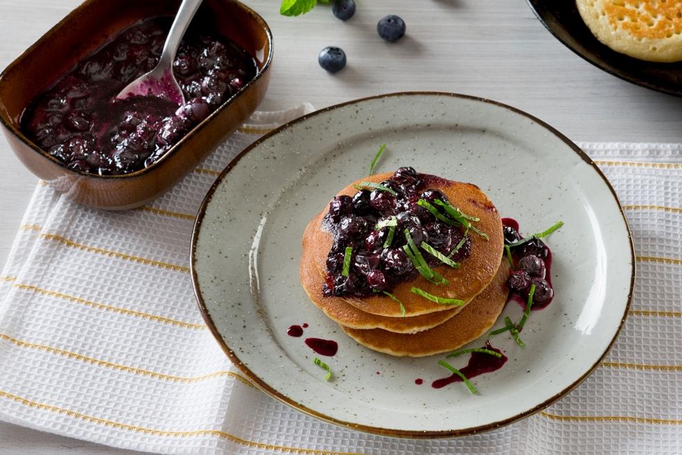 Pancakes met blauwe bessensaus