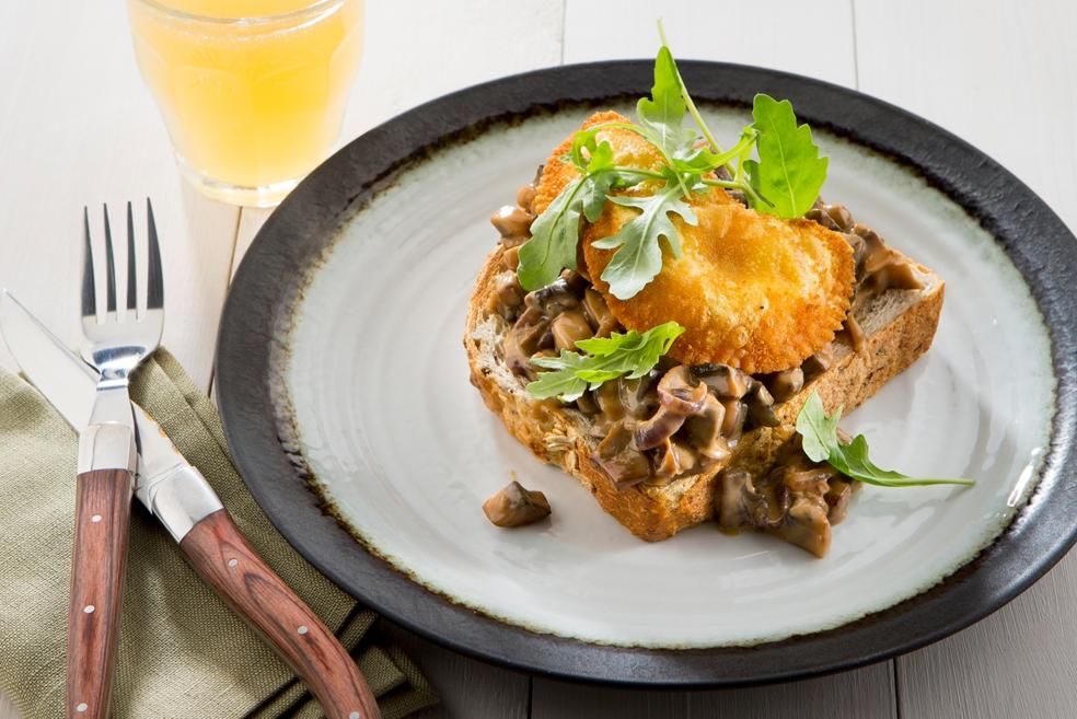 Krokante vleeskroketten op toast champignon