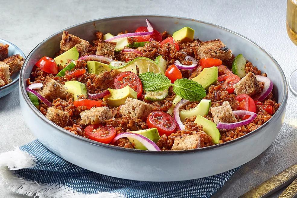 Zomerse broodsalade met vegan gehakt
