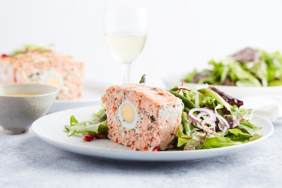 Terrine van verse en gerookte zalm met hollandaisesaus