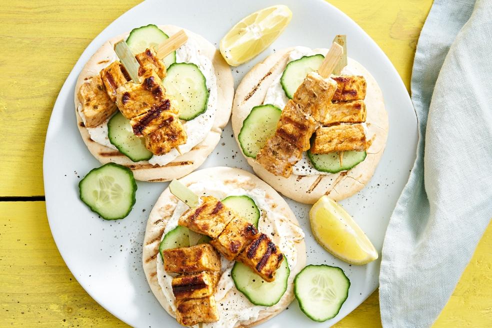 Souvlaki met pitabroodjes, komkommer en opgeklopte feta