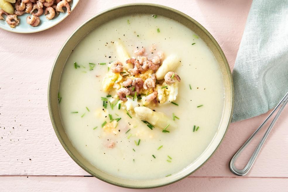 Aspergesoep met ei en garnalen