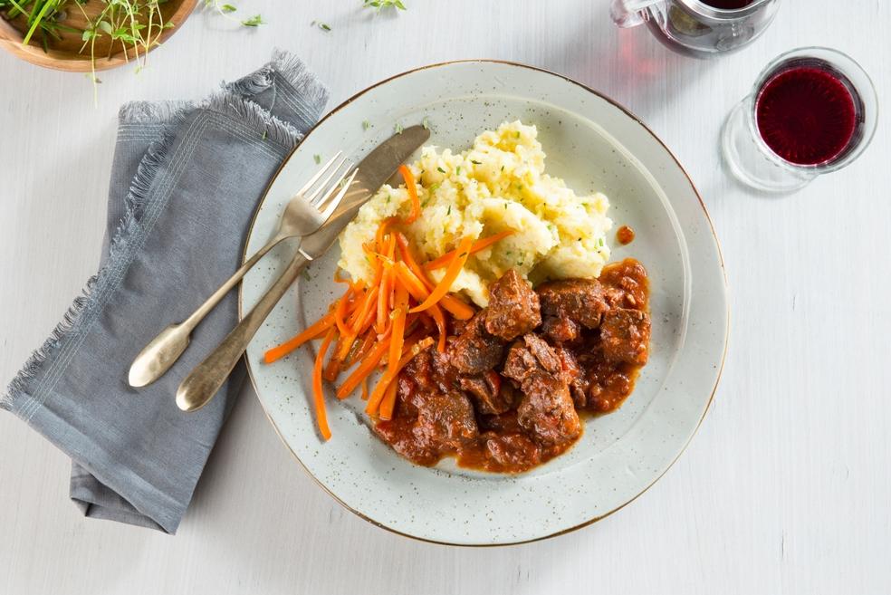 Langzaam gegaard everzwijnragout met winterpuree