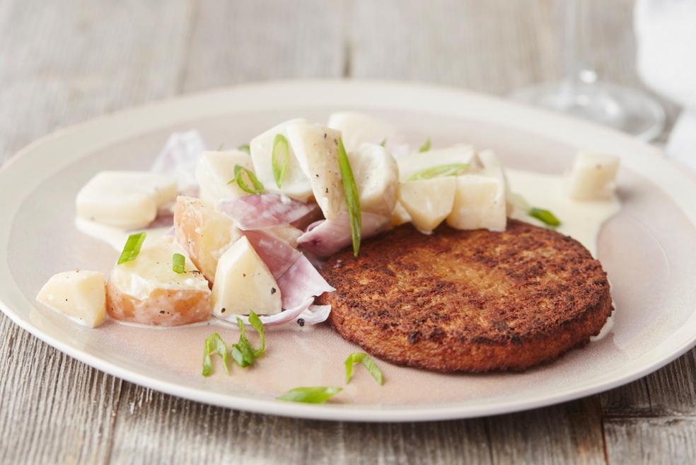 Gestoofde aardperen en appelen met vegetarische burgers