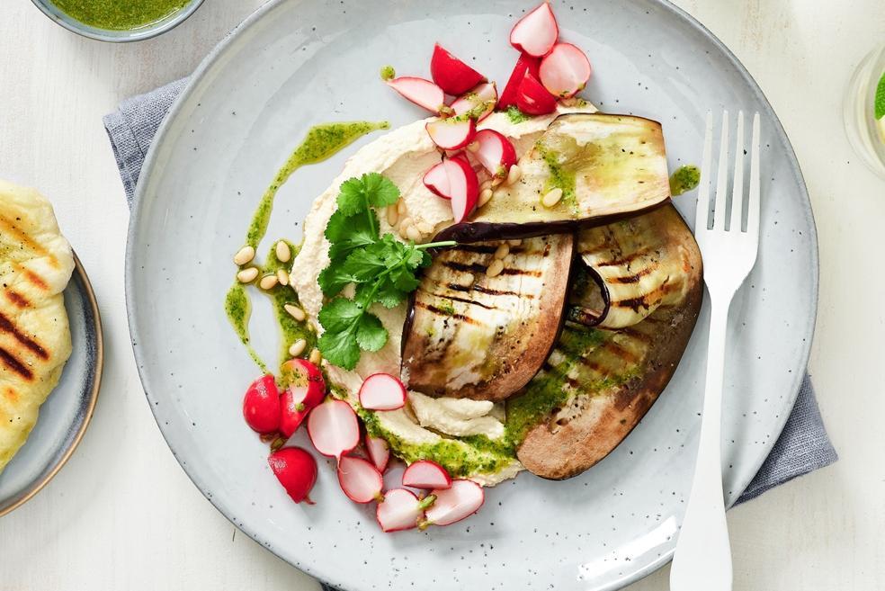 Ovengebakken aubergine met hummus, gepekelde radijzen en flatbread