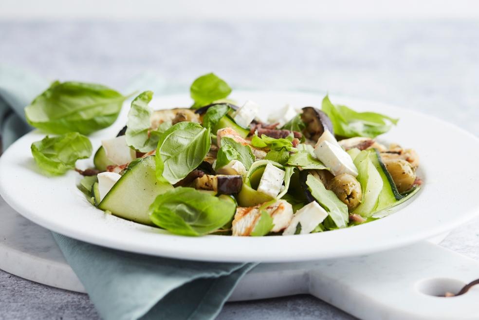 Slaatje met gegrilde kip, aubergine en geitenkaas