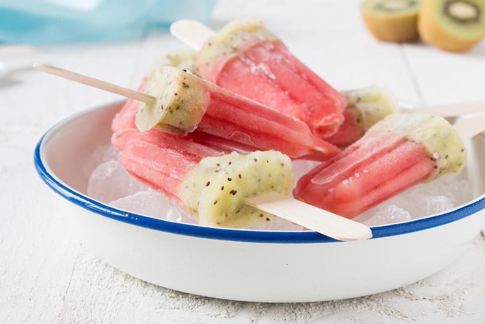 Ijsjes van watermeloen en kiwi