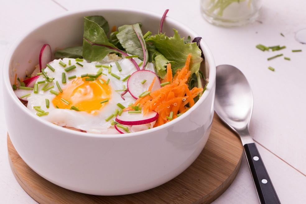 Quinoa-rainbowbowl met een spiegeleitje