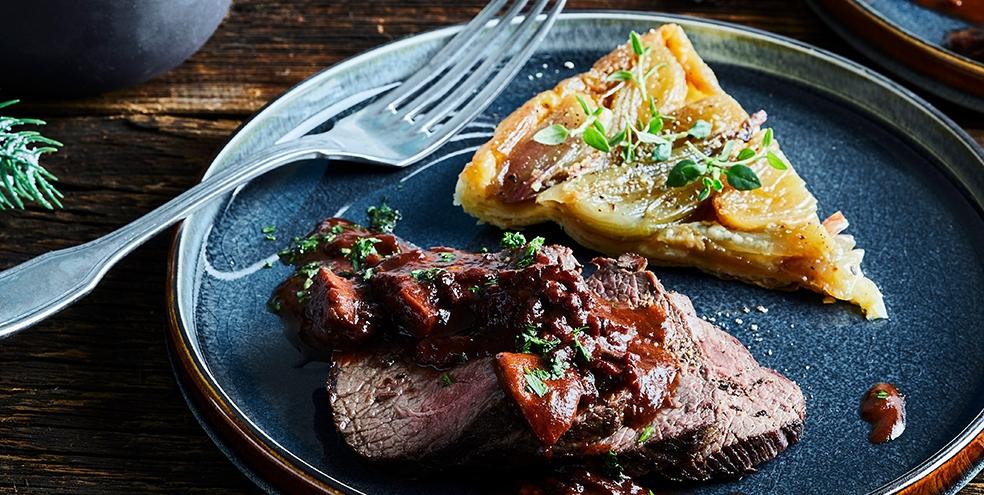 Hertenkalffilet met tarte tatin van sjalot en jagersaus