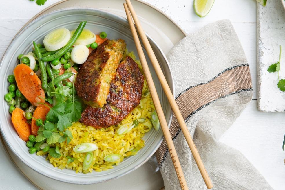 Oosterse wok met bloemkool-broccoli burger