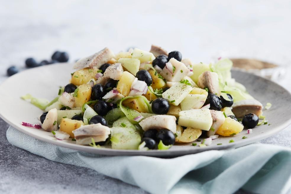 Haringsalade met krieltjes, komkommer en blauwe bessen
