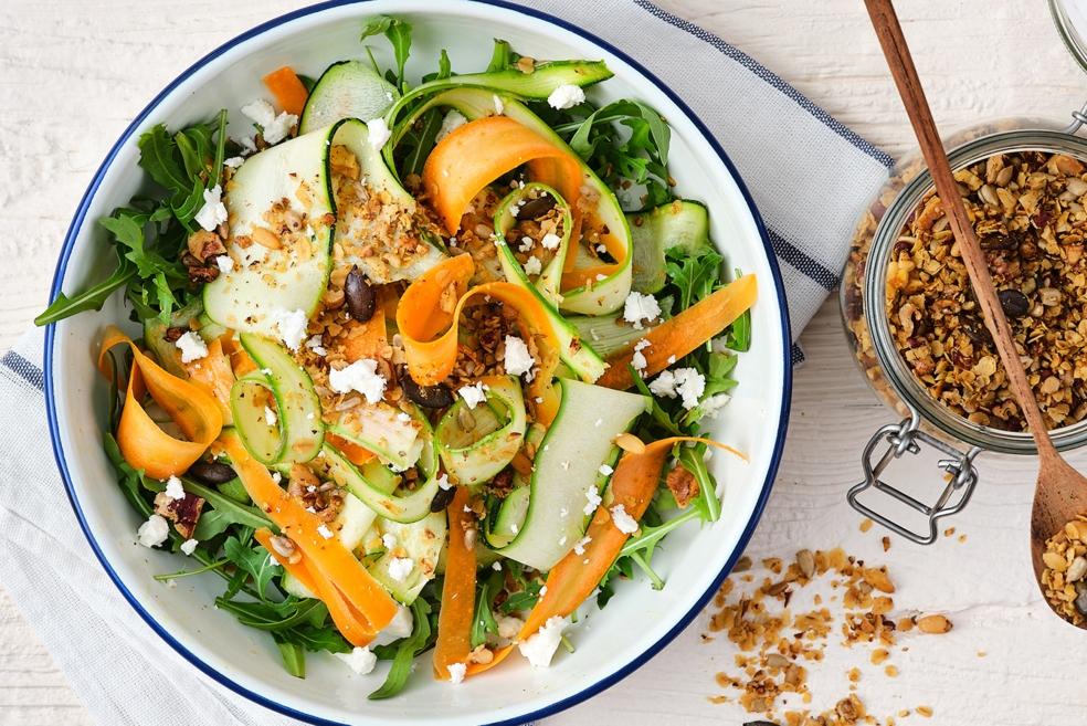 Lentesalade met hartige granola