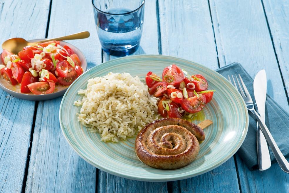 Chipolata met gebakken rijst en tomatensalade