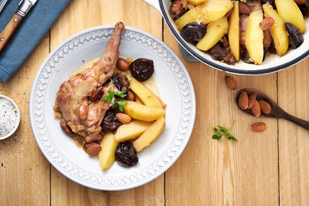 Stoofpotje van konijn met pruimen
