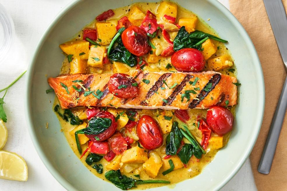 Curry/kokos ratatouille met zoete aardappel & zalm