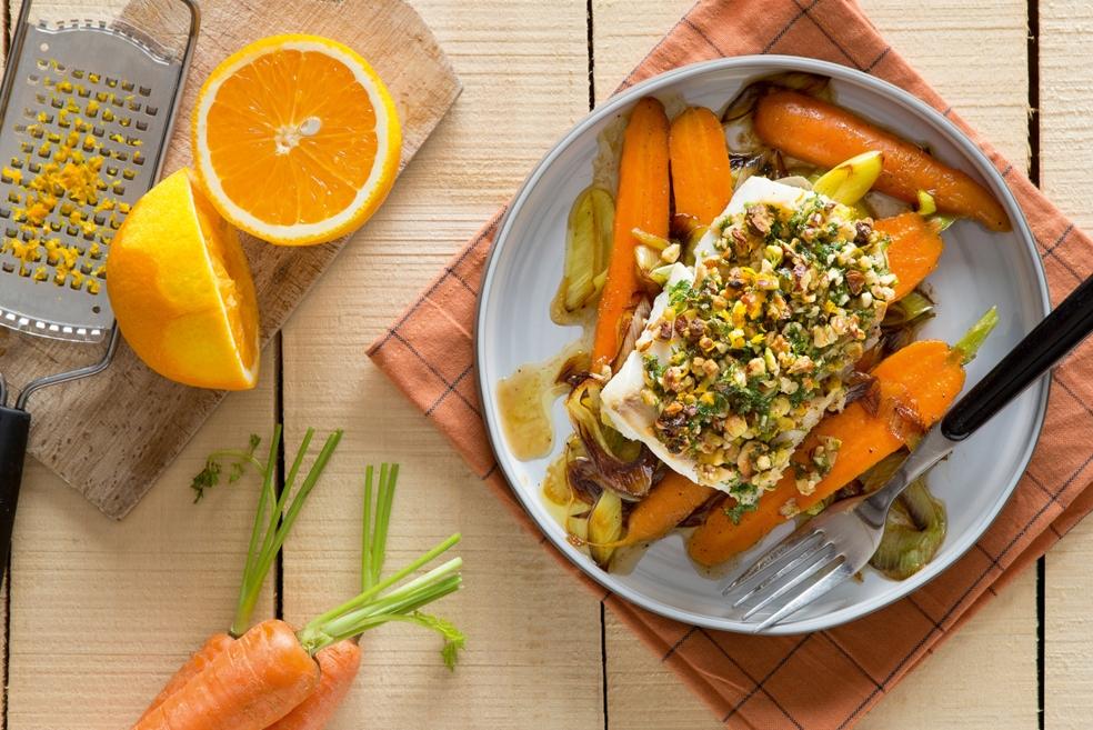 Kabeljauw met noten-kruidenkorst op een bedje van prei en wortel