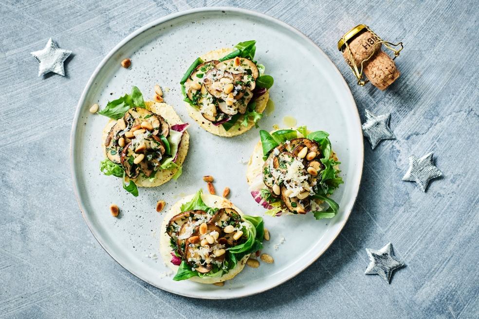 Gegrilde knolselderplakjes met kastanjechampignons en bospaddenstoelenkaas