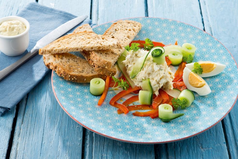 Kabeljauwsalade met gemarineerde komkommer