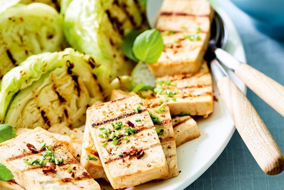 In bier gemarineerde tofu met witte kool en aardappelsla
