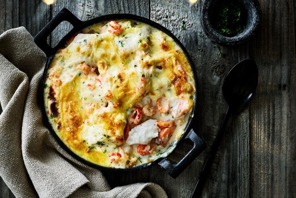 Vispannetje met mosterdroomsaus onder een dakje van bladerdeeg