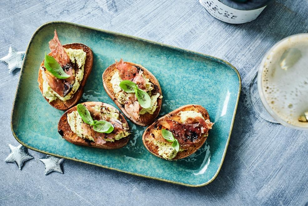 Bruschetta met tapenade van spruitjes, parma en balsamicocrème