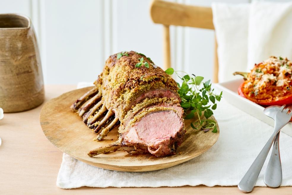 Lamskroon met kruiden-notenkorst en gevulde paprika’s