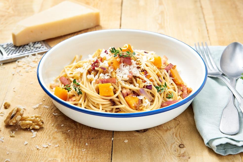 Spaghetti met butternut, walnoten en spek