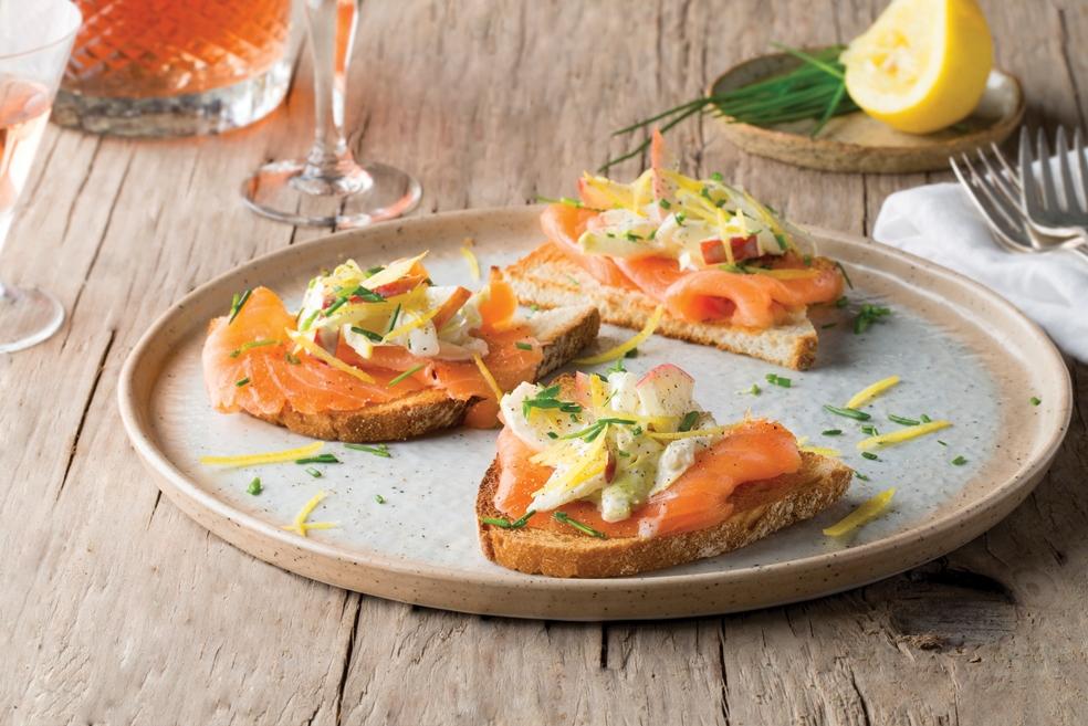 Toast met gerookte zalm, appel en witloof