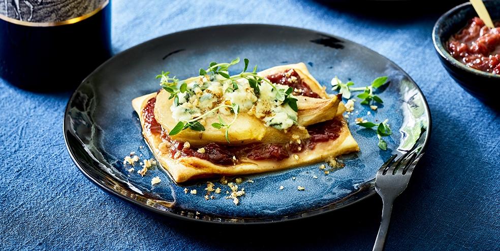 Mini perentaartjes met blauwe kaas en druivenchutney (hartig)