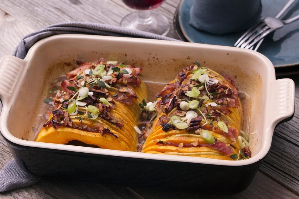 Butternut hasselback met spekjes, appel en pecannoten