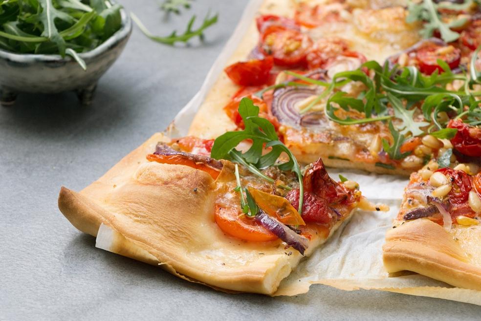 Pizza met verse tomaten