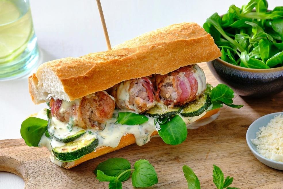 Gevuld broodje gehaktbal