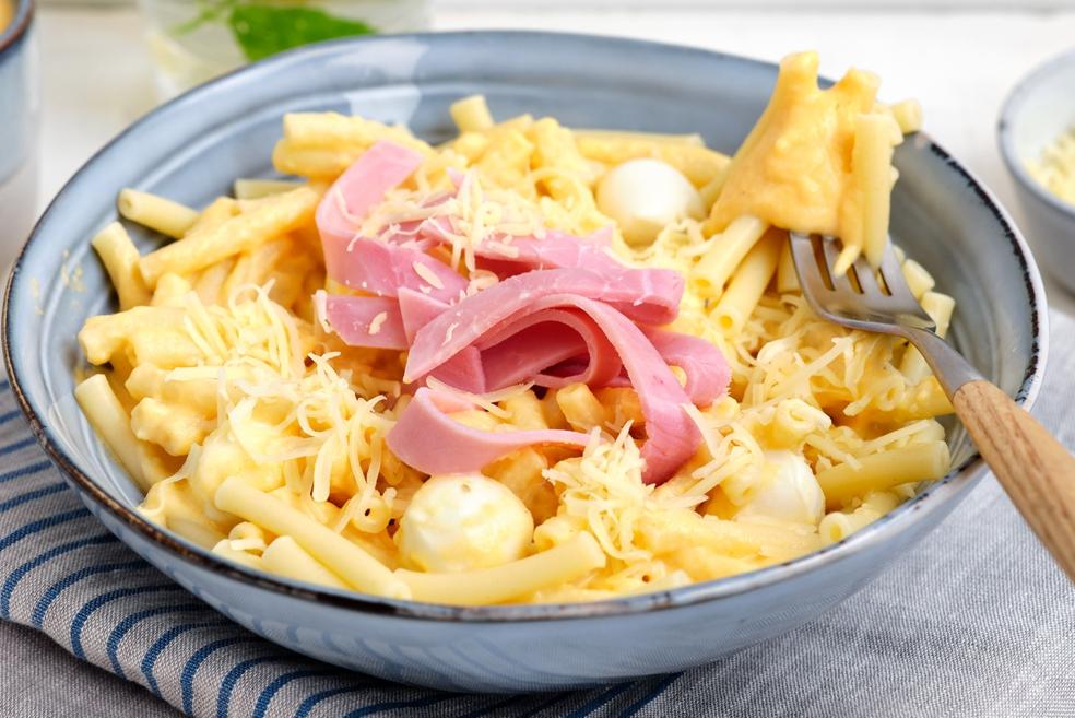 Macaroni met ham en pompoen-pastinaaksaus