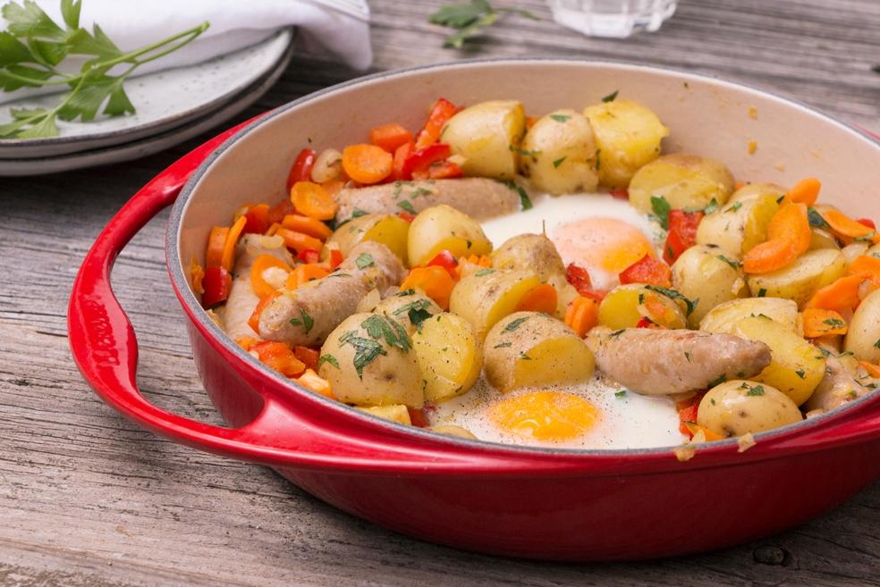 Pannetje van chipolata, aardappel en spiegelei