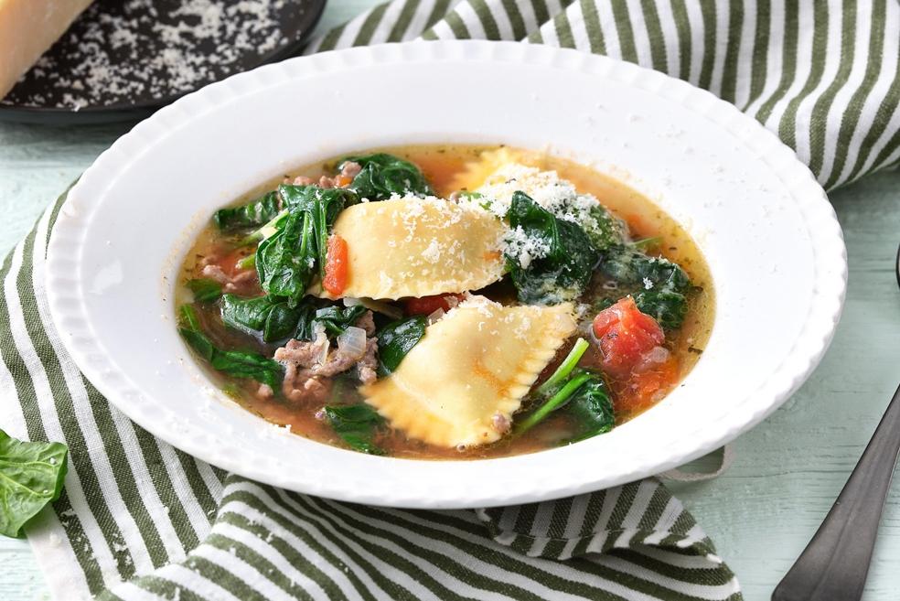 Mezzelune-soep met spinazie en gehakt